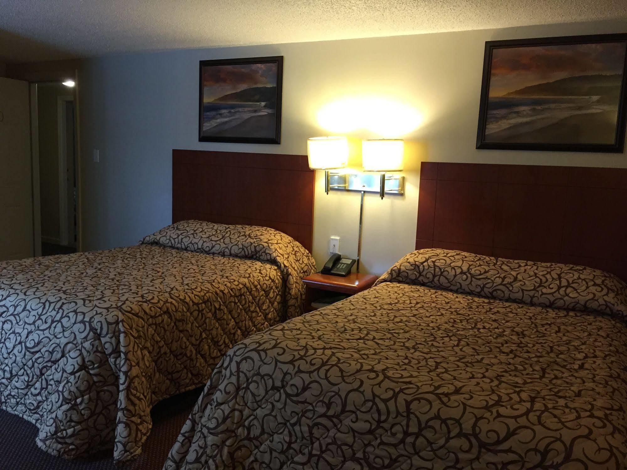 Royal Inn Motel Уотъртаун Екстериор снимка